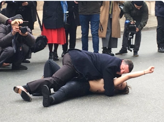 Femen устроили провокацию накануне нормандской встречи в Париже